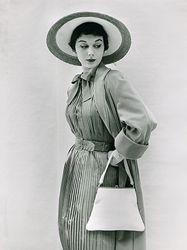 Smal midja, snäv eller vid kjol, smink och lagt hår var idealet för kvinnor på 1950-talet. Här har hon dessutom fått en passande gloria. 
Foto: Gösta Glase