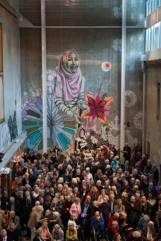 Från invigningen: den nio meter höga Birgit Rausings sal med väggmålning av konstnären Swoon. Foto: Emma Krantz / Skissernas Museum