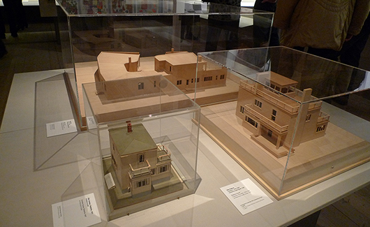 Några av många mycket välgjorda husmodeller som visas i utställningen.