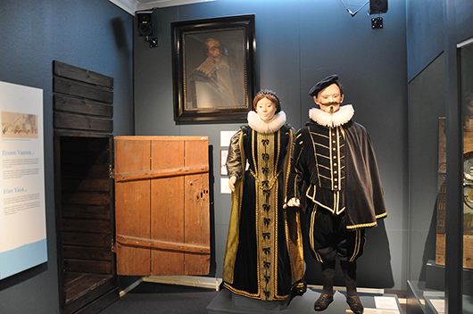 Kung Karl IX och hans drottning Kristina av Holstein-Gottorp välkomnar besökaren in i den kulturhistoriska utställningen Vasa 400.