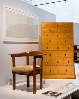 Möblerna står uppställda på podier av det helt återvinningsbara materialet Re-board, flankerade av möbelritningar, fotografier av Sune Sundahl och korta informativa texter. Foto: Matti Östling