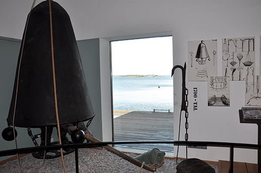 Vattnet strax utanför fönstret bidrar till helhetsupplevelsen på Marinmuseum, som här i utställningen Dykeriets historia.