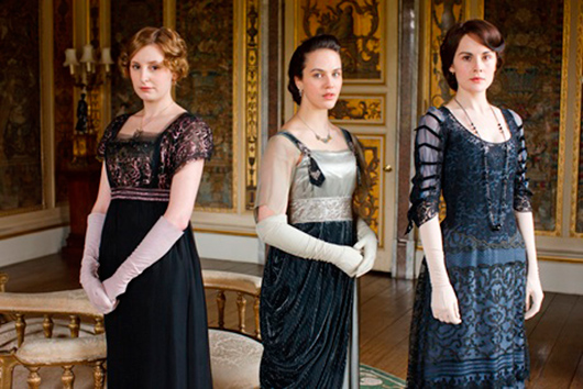 De tre förnäma systrarna i tv-serien Downton Abbey: Lady Edith, Lady Sybil och Lady Mary.
