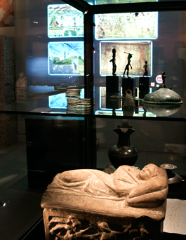 Etrurien var rikt på metall och etruskerna var skickliga hantverkare, något som öppnade för handel och blomstrande städer.