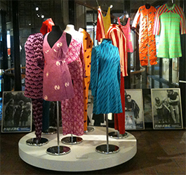 Företaget Mah-Jong skapade unisexkläder i starka färger som en protest mot ”slit-och-slängsamhället”.