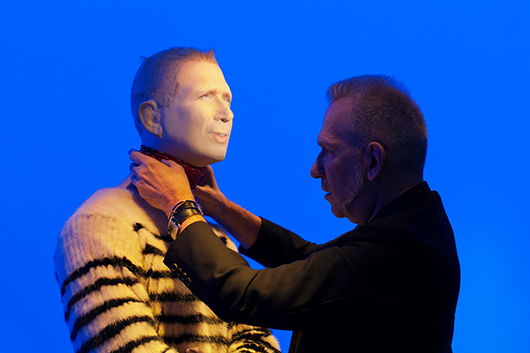 Jean Paul Gaultier klär själv på den docka som ska föreställa honom och interagera med besökaren i utställningen. Foto Emma Fredriksson, Arkitektur- och designcentrum