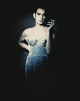 Tanel Bedrossiantz i en 1980-talskreation ur The Barbès collection. Foto: Paolo Roversi