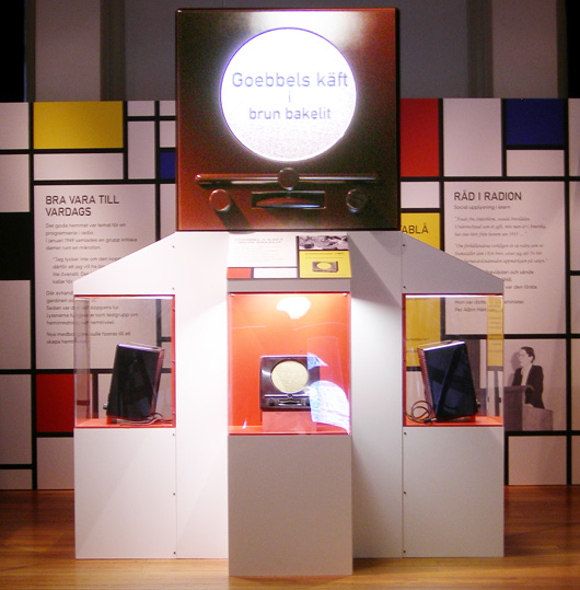 Tre radioapparater i brun bakelit som tillhört Industrimuseet i Göteborg "upptäcktes" i Stadsmuseets samlingar dit de nu hör. Ett litet forskningsarbete påbörjades och resultatet blev en utställning med oväntat innehåll.