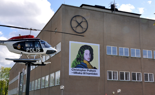 Polismuseets helikopter tycks vara på väg att flyga rakt in i 350-åringen Christopher Polhem.
