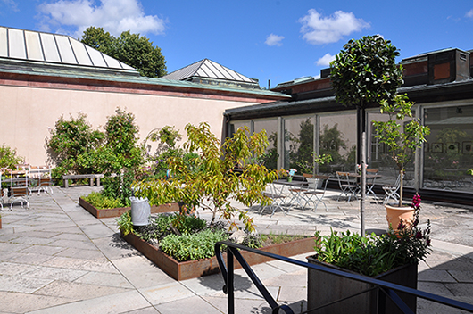 Atriumgården håller samman museets olika delar samtidigt som det inbjuder till en meditativ paus under besöket.