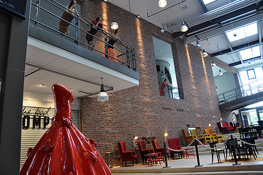I förgrunden syns William Sweetloves röda galaklänning med klonade grodor. Den här skulpturen i plast är en bröllopsgåva till kronprinsessparet från Borås stad.