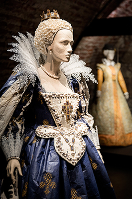 Maria av Medici står fritt i utställningshallen och tillåter besökaren en närkontakt som gör utställningen levande.