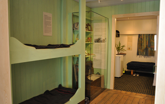 Till vänster äldre tiders våningskojer, till höger ett modernt exempel på sjömannens privata sfär, komplett med tofflor under sängen.
