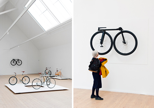 Infogad i den spatiösa utställningsestetiken blir cykeln ett konstobjekt. Foto: Johann Bergenholtz, Vandalorum
