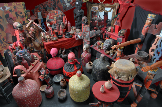 Ett vodoualtare är med sitt överflöd av föremål och sin dramatiska färgsättning en utställning i sig.
