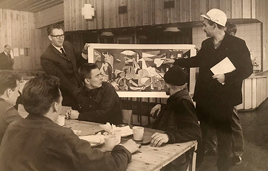 Konstpedagog Carlo Derkert visar Picassos Guernica i Kiruna.