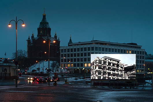Fotot visar hur en 240 timmar lång film projiceras. Filmen visar hur byggnaden, Stora Enso-huset i Helsingfors, påverkas över dryga tusen år om tid var den enda påverkansfaktorn. Foto Veikko Somerpuro
Länk om filmen och projektet.
