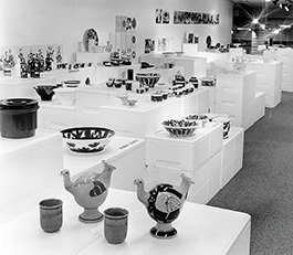 Sommarutställning på NDC år 1973 – porslin från Porsgrund Porselænsfabrik. Här ser vi ett exempel på en enkel, prisvärd lösning. Föremålen är placerade på polystyrenlådor som arrangerats i olika nivåer. Foto: Arne Svendsen