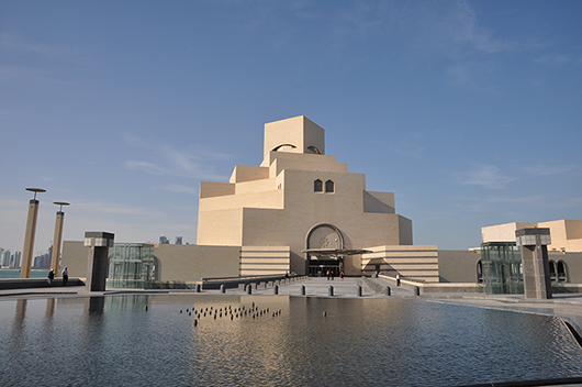 För Museum of Islamic Art byggdes en egen ö, så att inget skulle störa intrycket. Ambitionen var att placera Doha på kartan över världens mest spektakulära museibyggnader. Museet invigdes 2008 och har följts av ytterligare flera stora museisatsningar i Qatar. Foto: Museum of Islamic Art