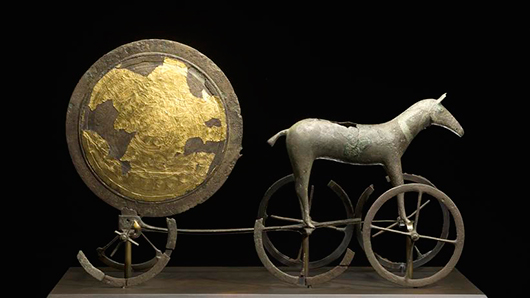 Solvagnen, tidig bronsålder, en ikon för Nationalmuseet i Köpenhamn. Presentationen på museet är påkostad och innehållsrik, i kontrast till museets etnografiska samlingar som ”känns något övergivna och med föga förklarande text”. Foto: Nationalmuseet, Köpenhamn

 