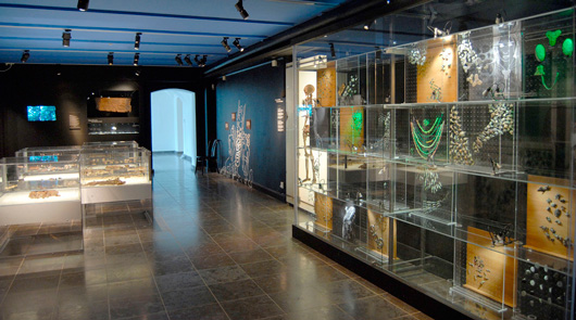 Folket i Uppåkra var uppenbarligen modemedvetna. I utställningen visas både en mängd olika typer av smycken och pedagogiska och trevliga montrar med skilda hantverkstekniker.
