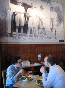 Arkeologerna 1931 här på plats i Bagdad café
Foto: Eva Persson