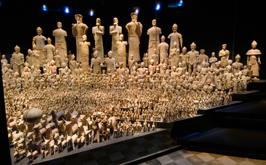 Antalet votivfigurer från kultplatsen Ajia Irini har i nyuppställningen dubblerats tack vare en spegelvägg. Det är som en hälsning från Cyperns museum i Nicosia där andra hälften av de tvåtusen terrakottaskulpturerna nu befinner sig. Foto: Ove Kaneberg