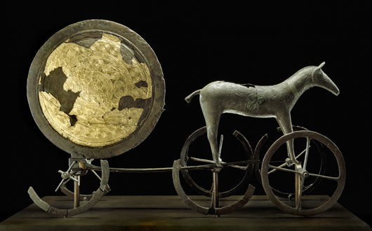 Den som besöker Danmarks Oldtid får se ett av Nationalmuseums mest berömda föremål, Solvagnen från 1350 f.Kr.