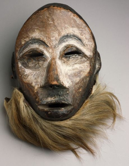 En läkekunnigs dansmask, från trakten av Mukim-
bungu i nedre Kongo. Tidigt 1900-tal.
Ur Etnografiska museets samlingar.