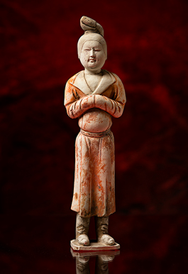 Keramikskulpturen från Tangdynastin (618-907) föreställande en kvinna klädd i manskläder kunde nyligen beskådas i utställningen Staden vid Sidenvägen. 
Foto: Karl Zetterström, Världskulturmuseerna