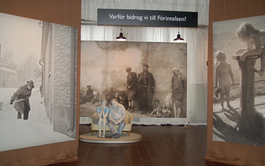 Sverige och förintelsen står på bottenplanet av Arbetes museum, ett utrymme som utnyttjats väl. Väggar som går från golv till tak leder besökaren runt utställningen på ett effektivt sätt och hjälper till att sätta fokus på den del av utställningen man befinner sig i.