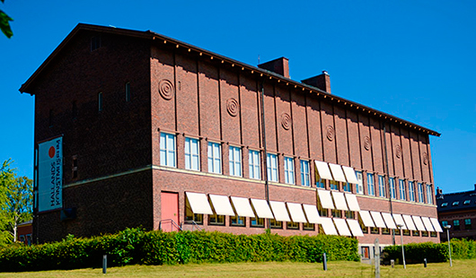 Museet i Halmstad, ett av de första länsmuseer som kunde flytta in i en för museiverksamhet nyritad byggnad 1933. Här reser sig det eleganta tegelhuset över den skulpturpark som sluttar ner mot Nissan. Foto: Hallands konstmuseum