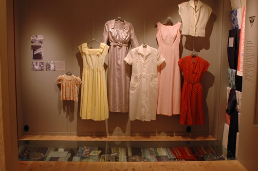 Nylonklänningar, sydda av tyg från Gäfle Ångväferi, lika konstlöst som kongenialt exponerade.
