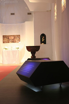 Dopfunten på sin nuvarande plats i kyrkan samt en av de rörliga informationsbänkarna.
Foto: Mats Gustavsson