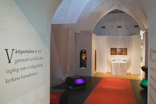 En liturgisk färgskala i inredningen bidrar till fiktionen. Foto: Elisabeth Boogh, Stockholms läns museum

