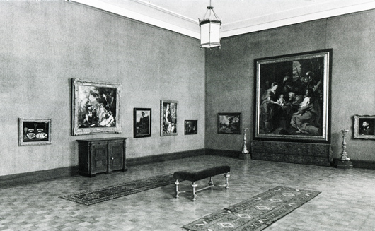 Rubens konungarnas tillbedjan och andra barockmålningar med "stilhistoriska markörer" i rummet (efter 1934). Foto: Göteborgs Konstmuseum
