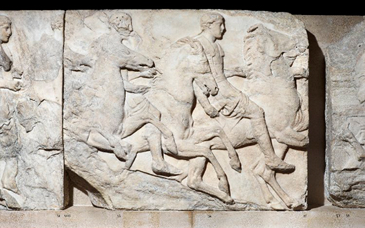 Procession på Athenas födelsedag med tre ryttare iförda rustning av förstärkt läder. Frisen skadades vid en krutexplosion i samband med att venetianska trupper besköt Akropolis 1687. Foto: British Museum