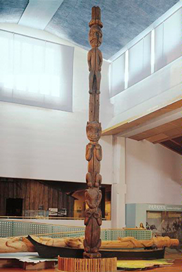 En nio meter hög totempåle från Haisla First Nation of Kitamaat berättar om det andliga mötet mellan hövding G´psgolox och den gode anden Tsooda. Etnografiska museet i Stockholm. Foto: Tony Sandin