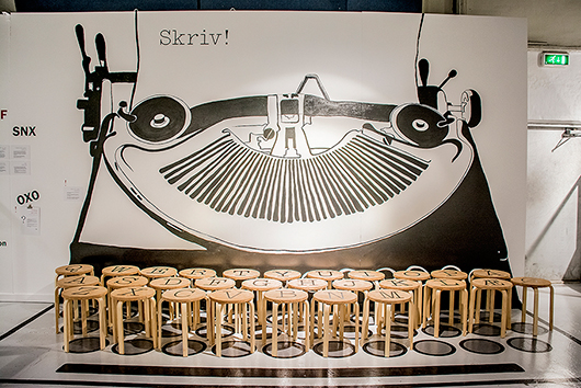 Här kan besökarna i ett roligt arrangemang förvandla sig till tangenter på en klassisk skrivmaskin.