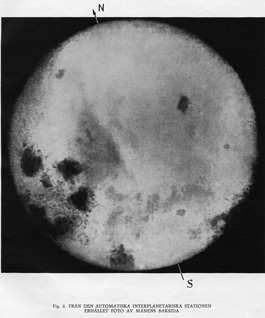 Månens baksida. Bild ur De första fotona från månens baksida, Moskva 1960