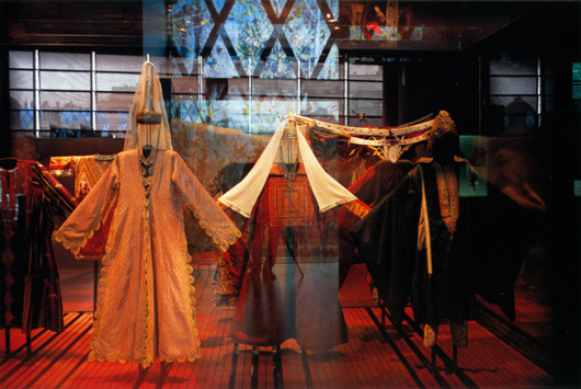 Monter med föremål i basutställningens asiatiska del i Musée du Quai Branly. Foto: Antonin Borgeaud, Musée du Quai Branly