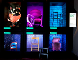 I utställningens fjärde och avslutande rum illustrera stolarna sex olika teman. Ovan temat "Inte bara att sitta på".