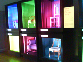 Lådan för det rosa perspektivet, "Vilket värde har våra stolar?" Ljussättningen i dessa fack förändras hela tiden och får andra temafärger: blå blir till gul blir till rosa.