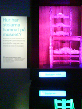 Brusewitz sammanfogade 1600-talsstol, här i det rosa värdeperspektivets färg. Nedanför skymtar en stol från fattigvården, Fjällbohemmet, här i blått insamlingsperspektiv.