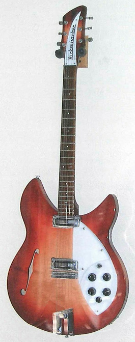 En av de tre gitarrer som Melanie Salisbury har behållit som minne av sin man, passagerare på ett av planen som flögs in i World Trade Center den 11 september 2001. Foto Margrit Wettstein. 