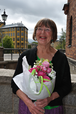 Eva Persson promoverades till hedersdoktor för sitt långa arbete inom utställningsmediet. I bakgrunden syns Arbetets museum där hon var konstnärlig ledare på 1990-talet. Foto: Pia Cederholm