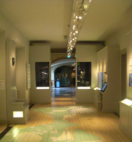 De luftiga salarna sväljer utan besvär utställningens 400 föremål.
