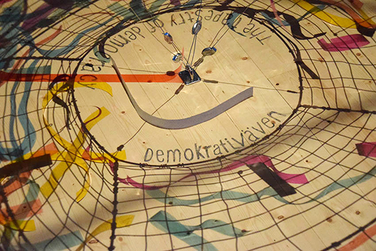 Så ser demokrativäven ut i form av skugga på golvet. Besökarna väljer en färg utifrån sina prioriteringar.