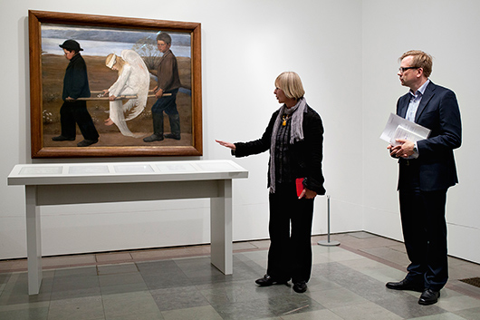 Framför Hugo Simbergs målning ”Sårad ängel” syns utställningskuratorn Nataša Jovičić tillsammans med tf museichefen Timo Huusko.