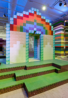 En av utställningens prototyper, en byggnad från dataspelet Minecraft, utskriven i 3D och uppbyggd i skala 1:5. Foto: Matti Östling